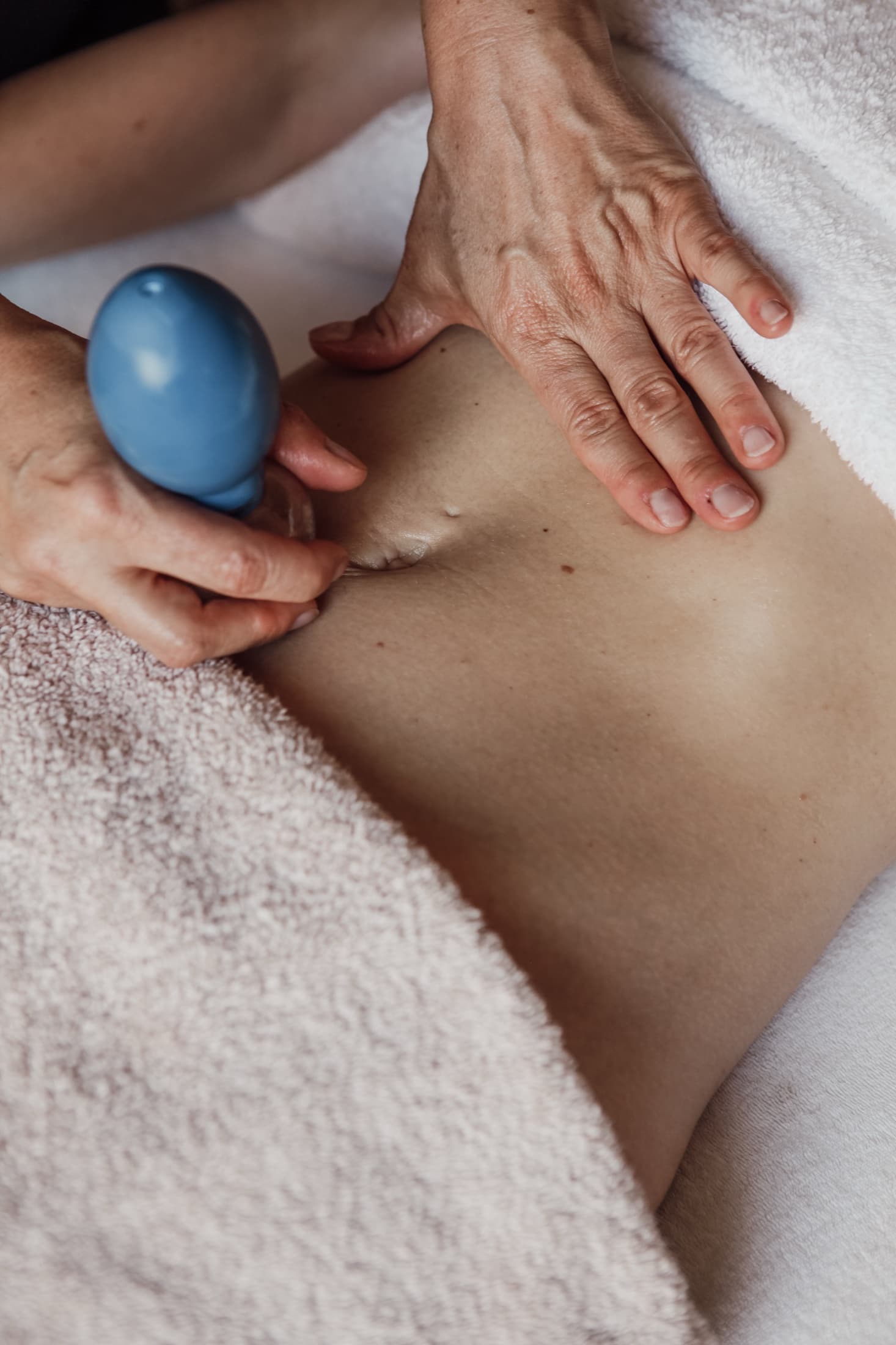 Close-up van cupping op de rug tijdens een behandeling