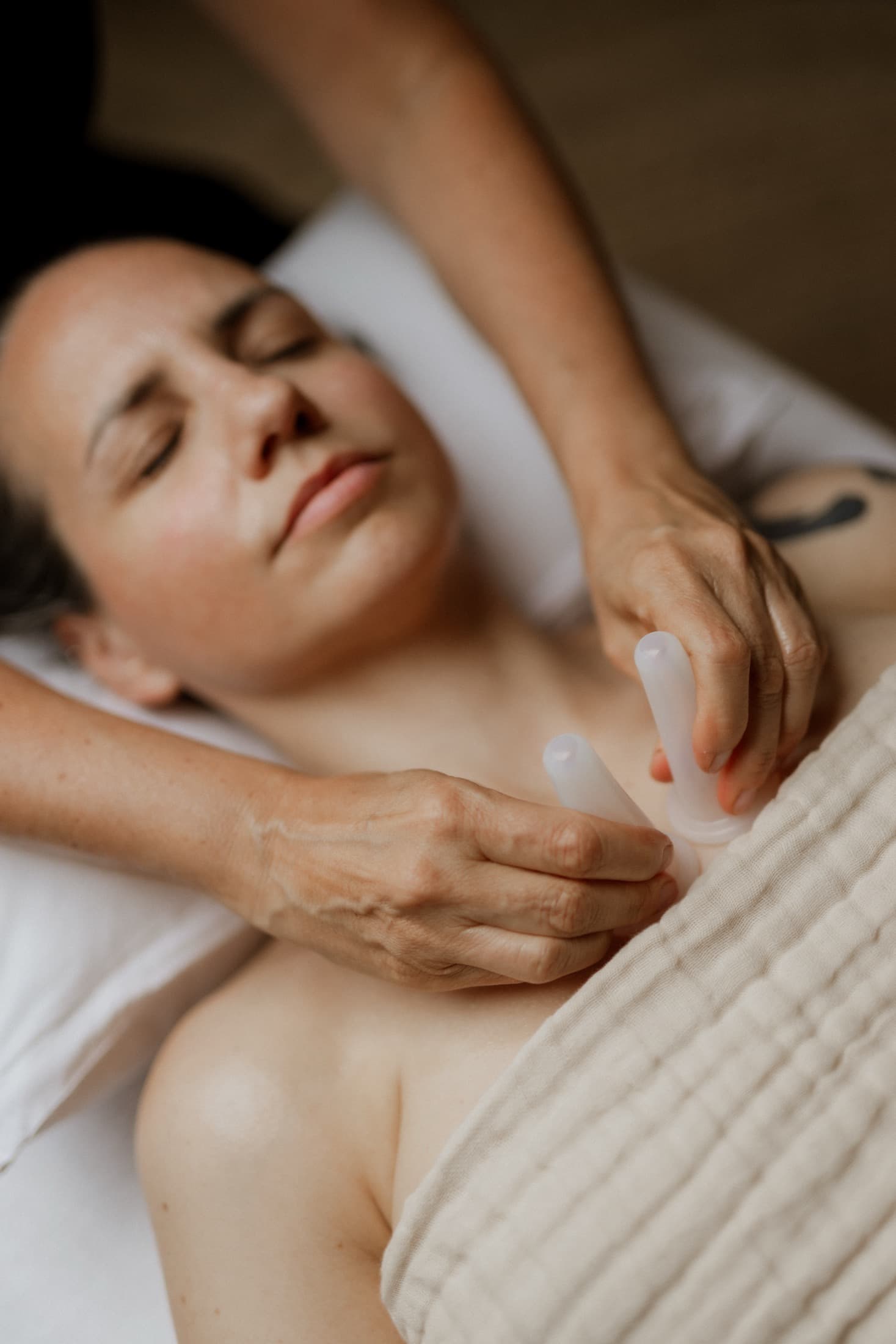 Facial cupping ter hoogte van de hals en het décolleté