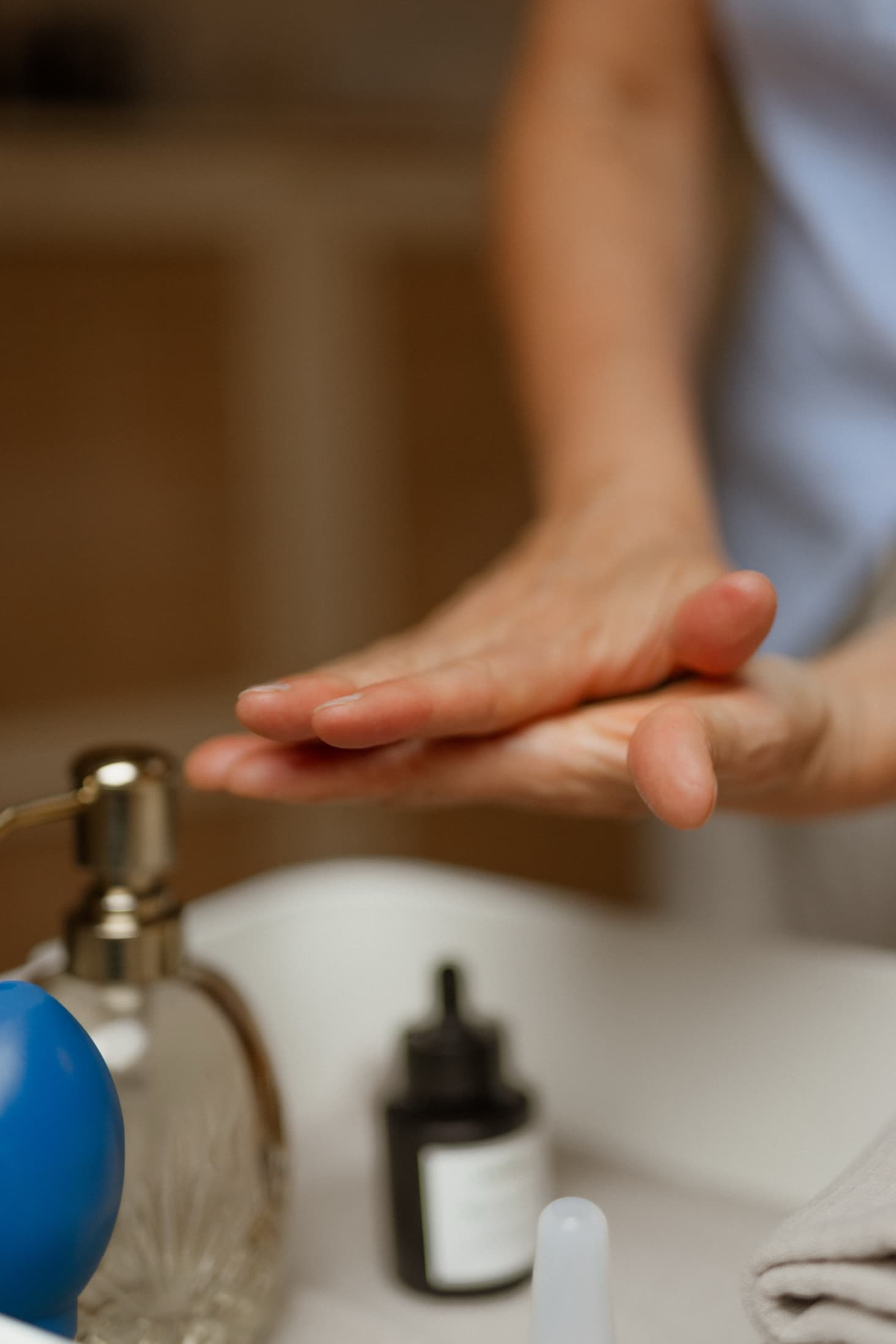 Handen die olie aanbrengen voor een cuppingbehandeling