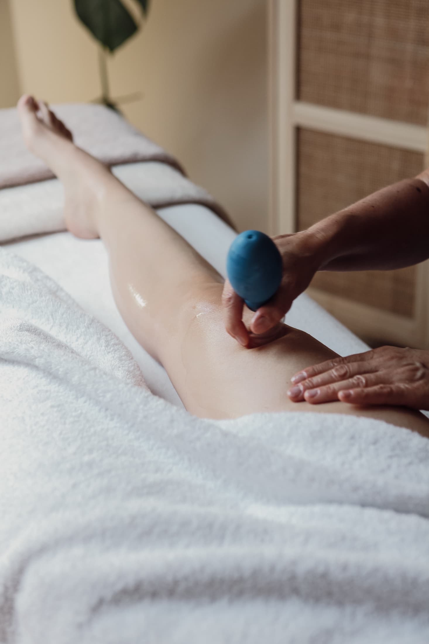 Detail van cupping op de kuit tijdens een sessie