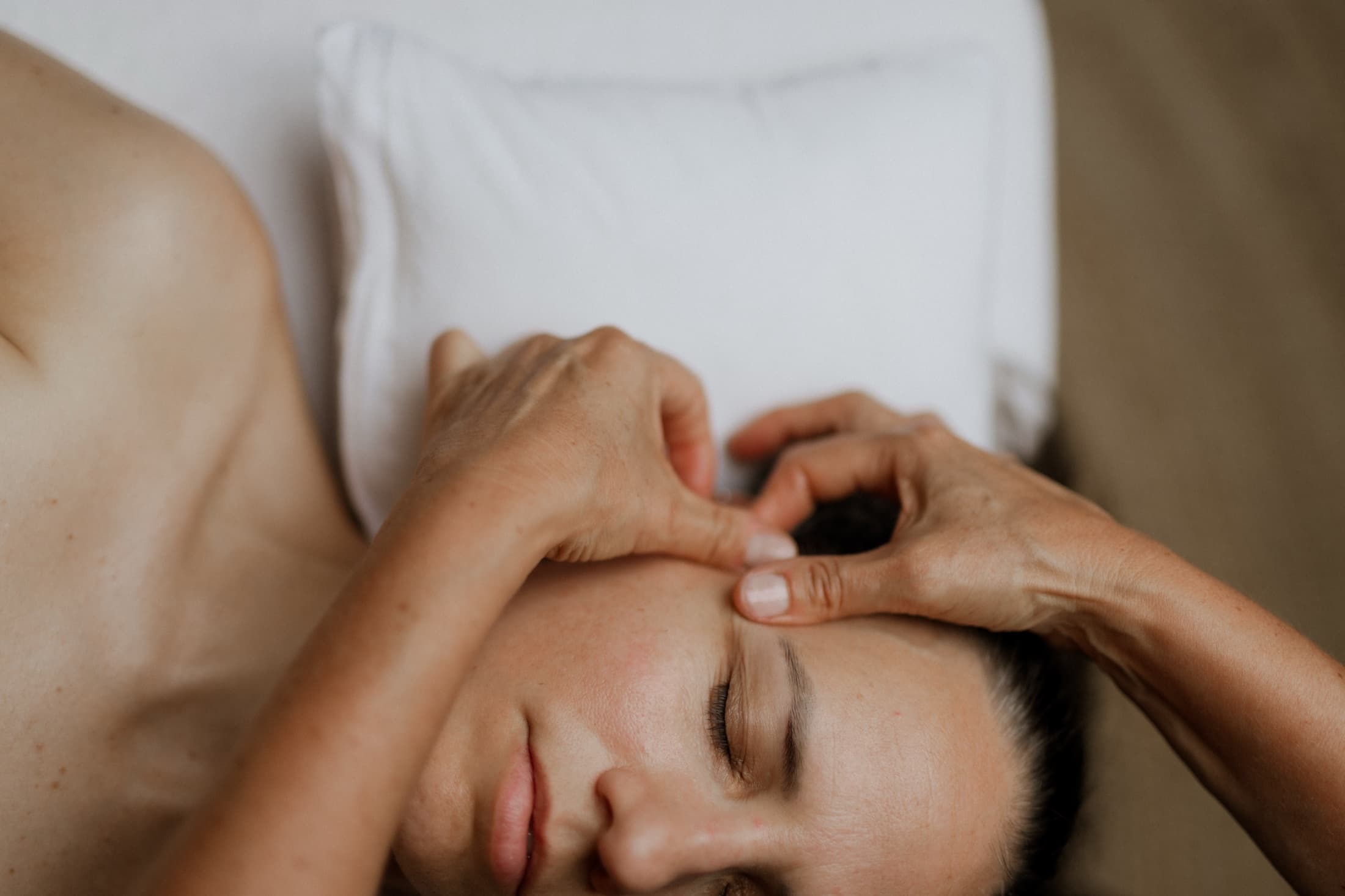Facial cupping-behandeling ter hoogte van de kaaklijn