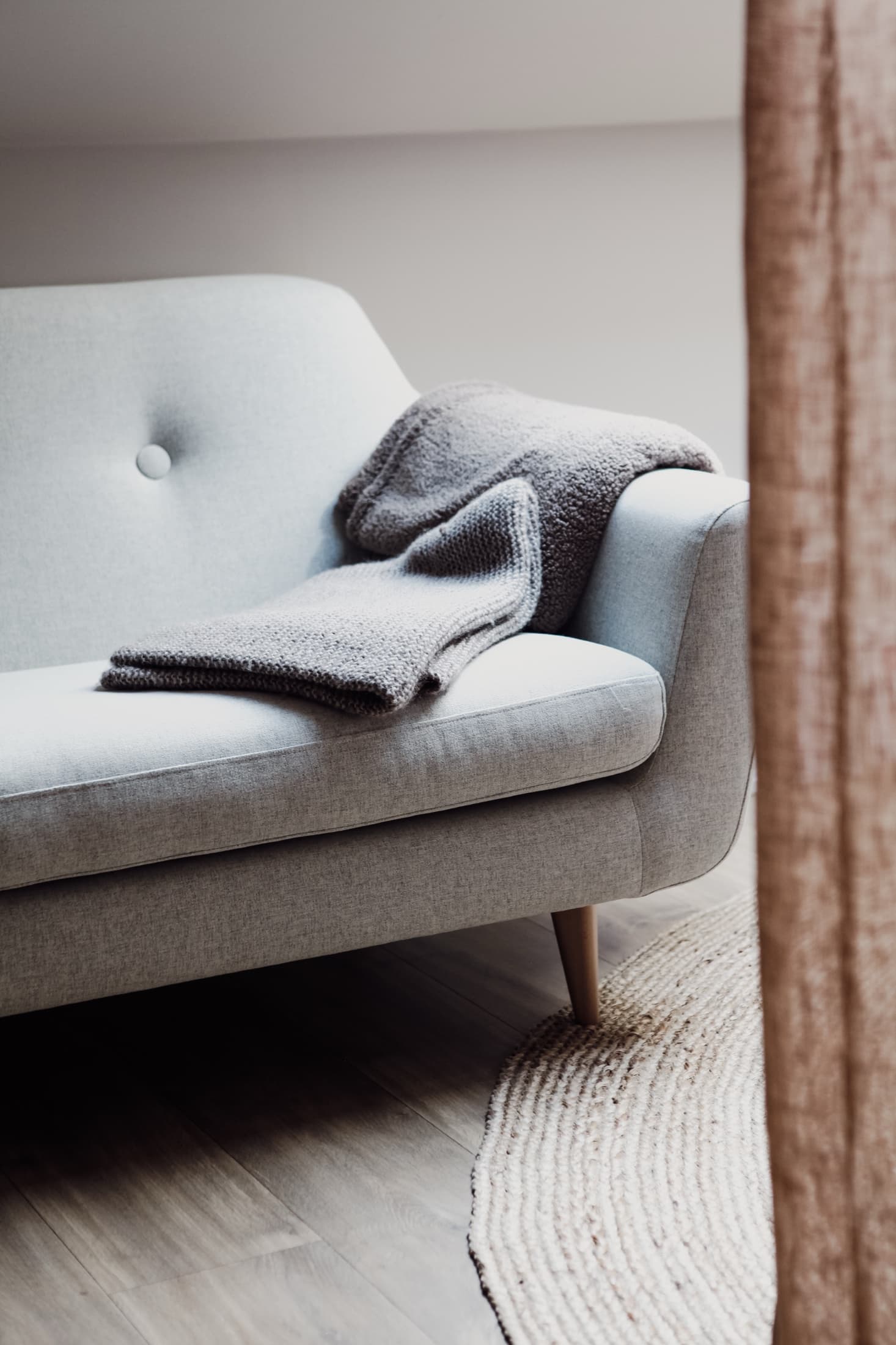 Gezellige zithoek in de praktijk met een plaid over de fauteuil