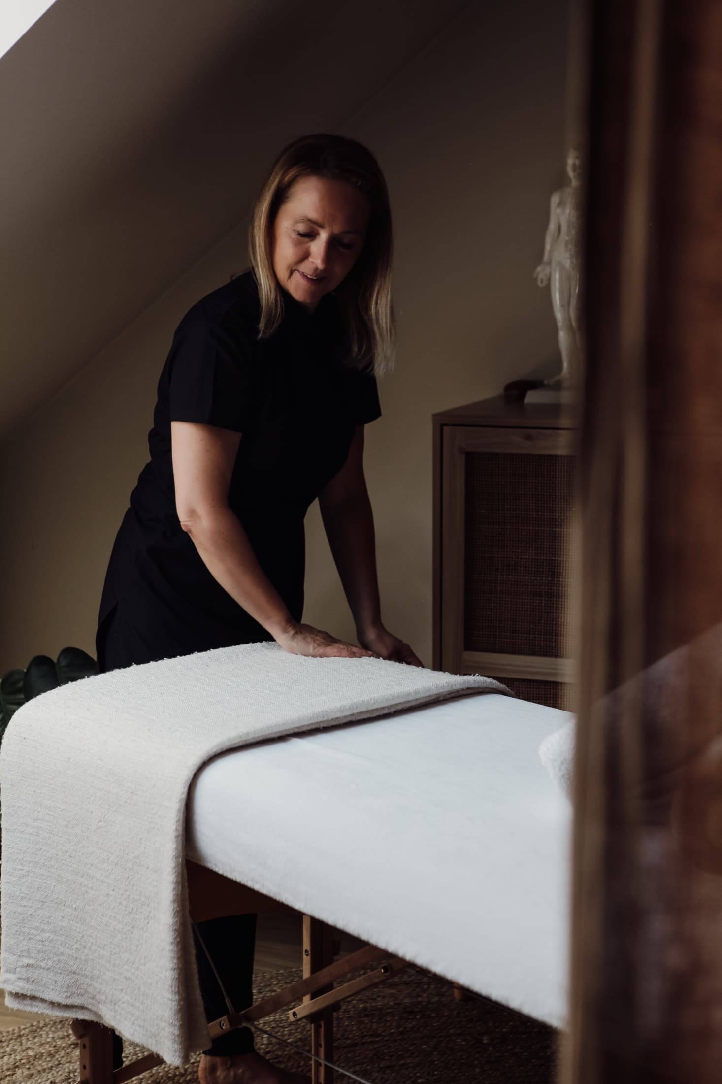 Sophie bereidt de behandeltafel voor in haar praktijk